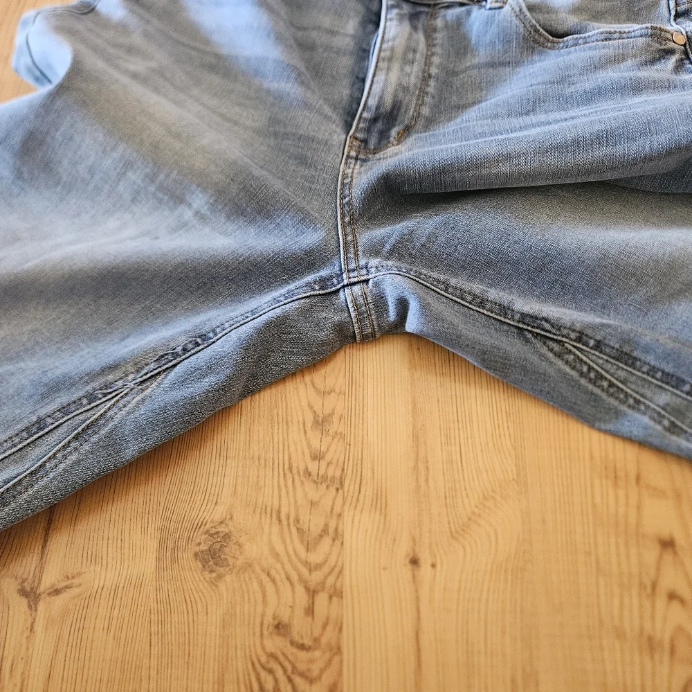 Judy Blue Women's Wide Crop Jeans - Picture 5 of 8